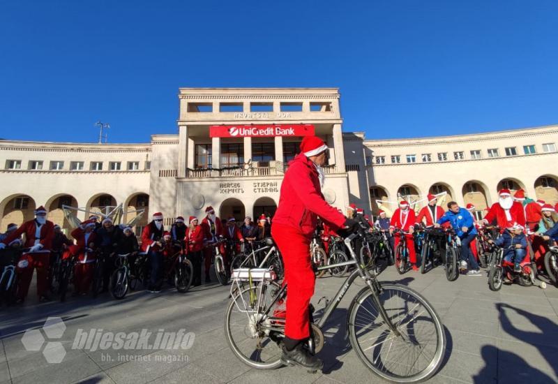 FOTO | Crvene kapice se provozale Mostarom: Sreća, osmijesi i mnoštvo poklona 